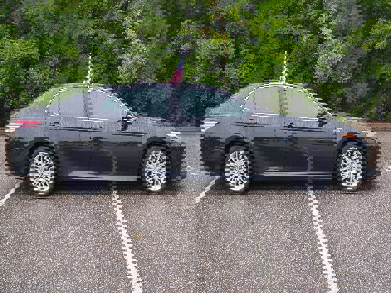 2020 Toyota Camry Hybrid XLE photo 3