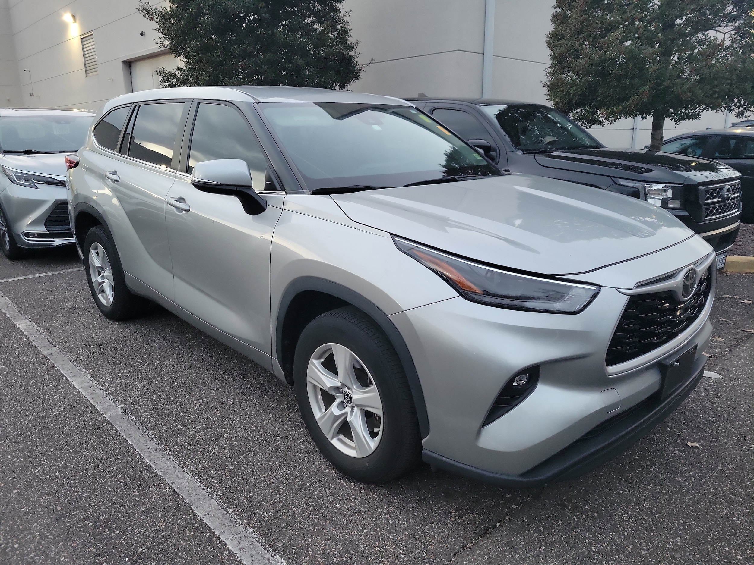 2023 Toyota Highlander LE's photo