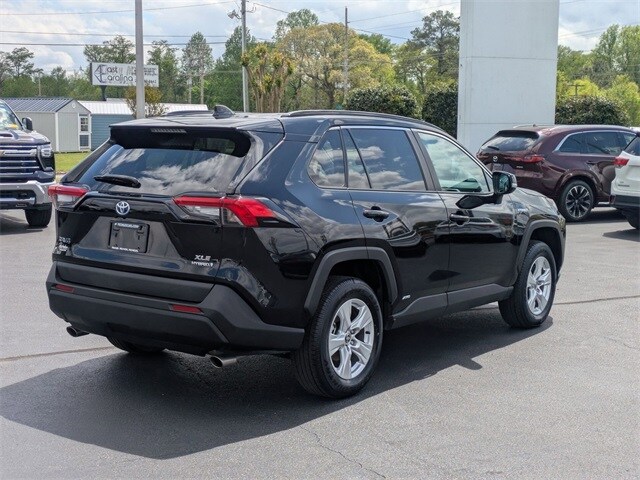 2021 Toyota RAV4 Hybrid XLE photo 2
