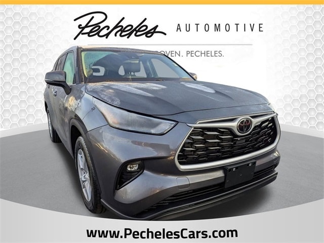 2023 Toyota Highlander LE's photo