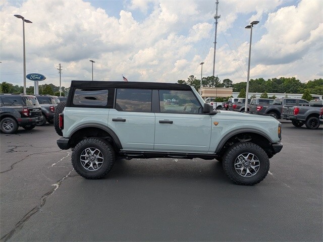 2024 Ford Bronco Badlands photo 2