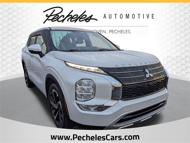 2023 Mitsubishi Outlander SE's photo