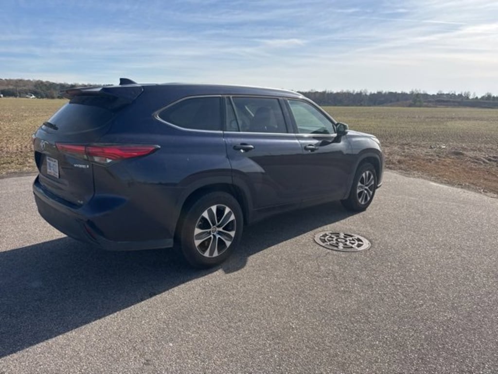 Used 2022 Toyota Highlander Hybrid XLE Sport Utility