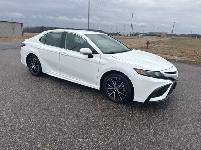 2024 Toyota Camry SE's photo
