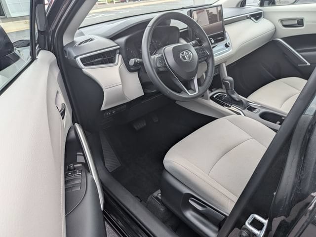 2025 Toyota Corolla Cross LE - Photo 12