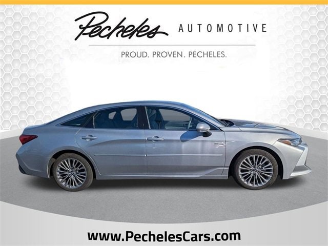 2019 Toyota Avalon Limited's photo