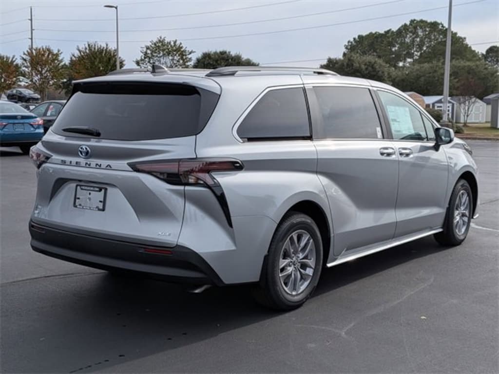 New 2025 Toyota Sienna XLE Van Passenger Van