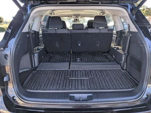 2020 Toyota Highlander LE - Photo 28