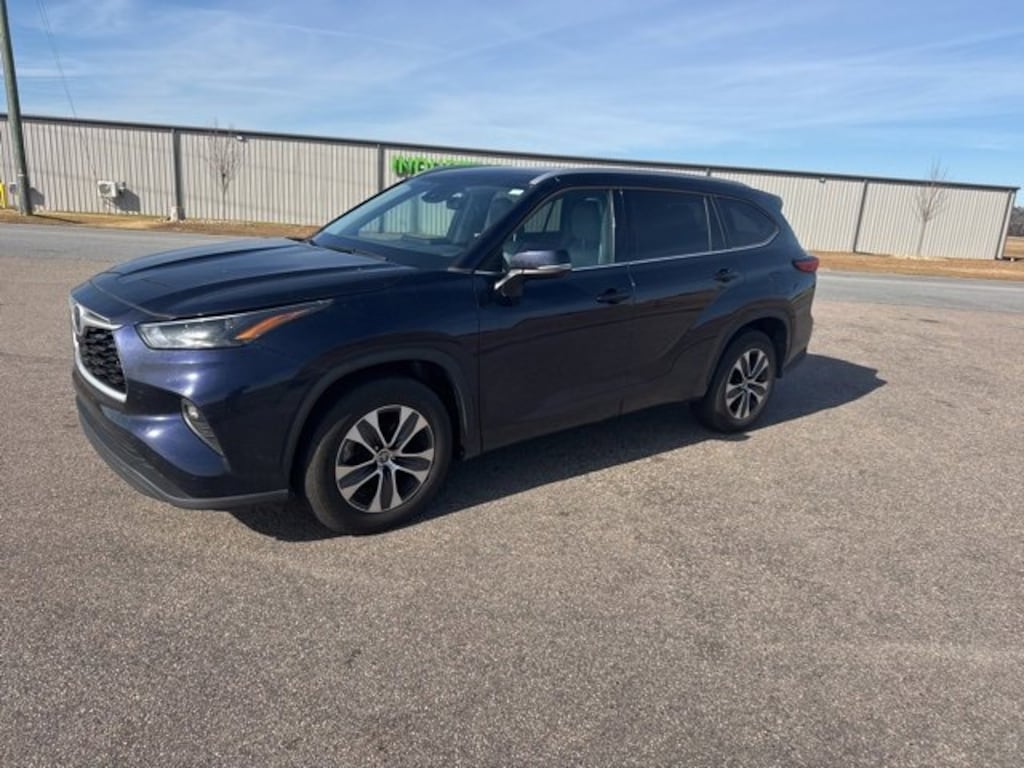 Used 2022 Toyota Highlander Hybrid XLE Sport Utility
