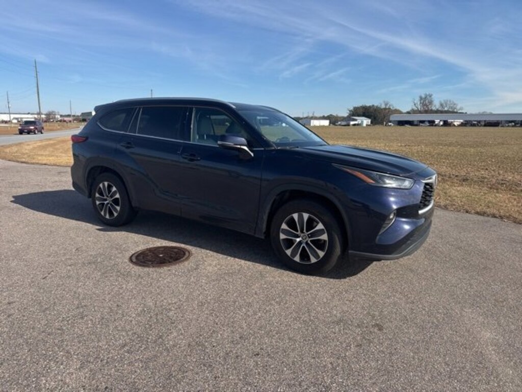 Used 2022 Toyota Highlander Hybrid XLE Sport Utility