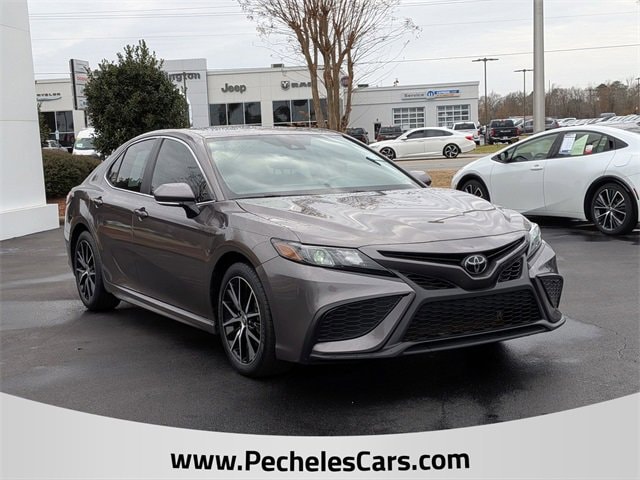2024 Toyota Camry SE's photo