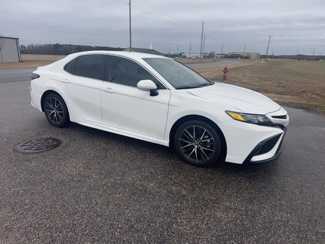 2024 Toyota Camry SE's photo