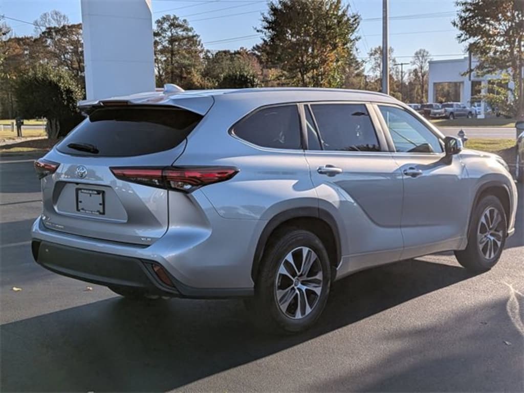 Used 2023 Toyota Highlander XLE Sport Utility