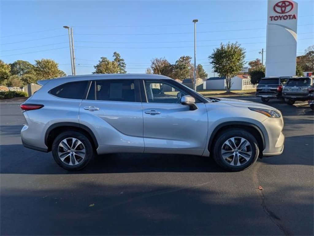Used 2023 Toyota Highlander XLE Sport Utility