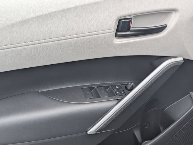 2025 Toyota Corolla Cross LE - Photo 11