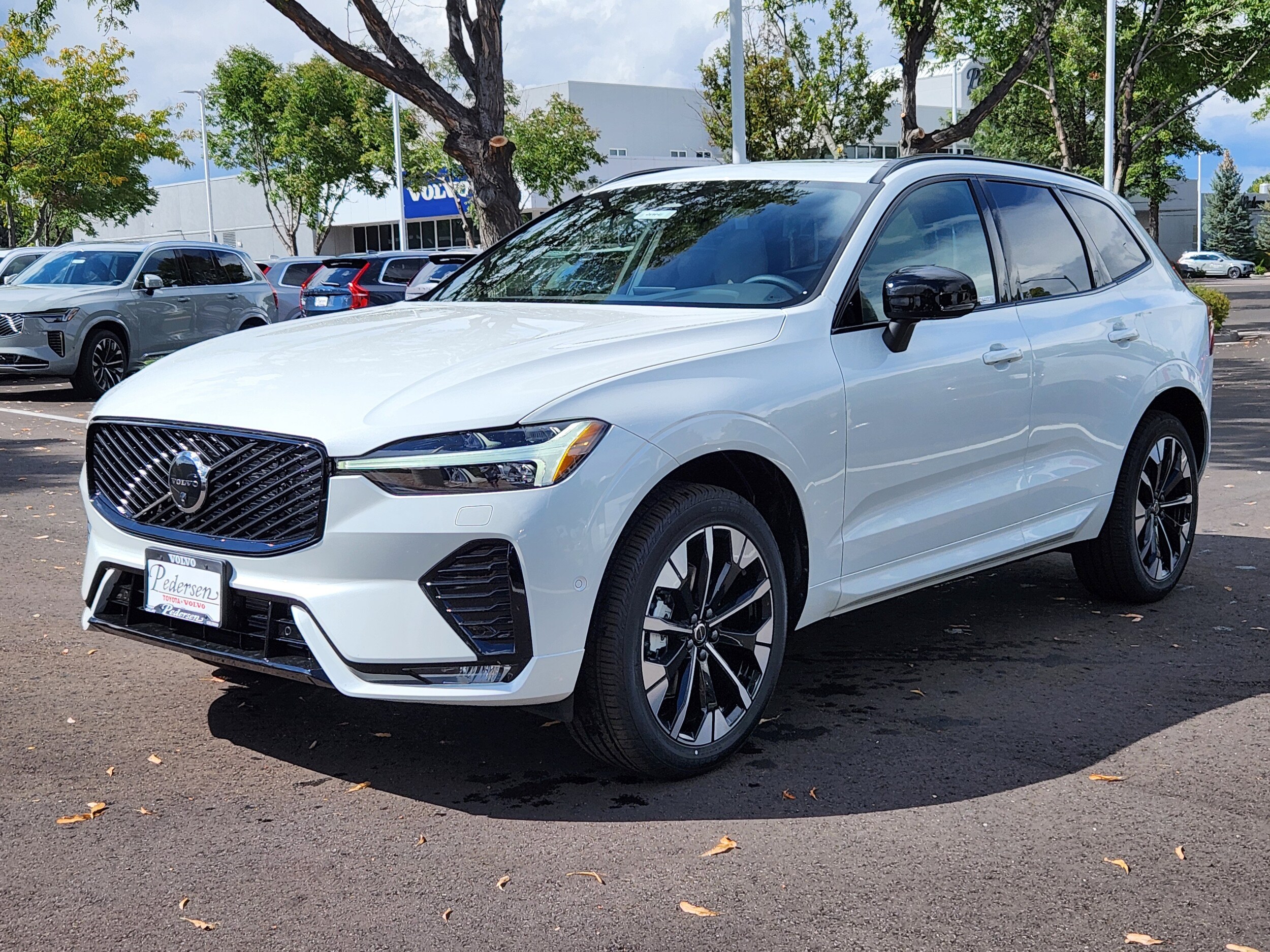 2026 Volvo XC60 B5 Plus photo 4