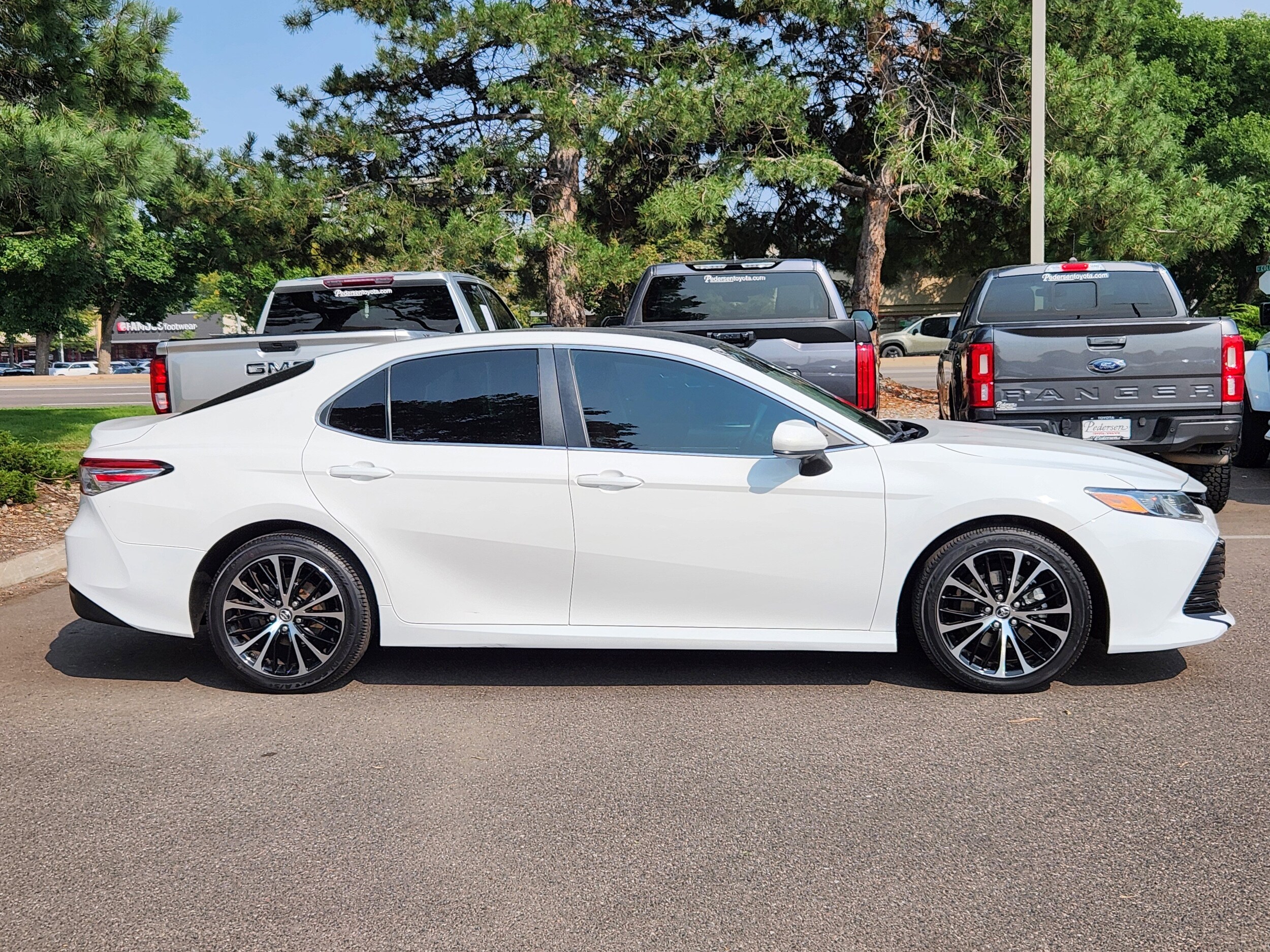 2018 Toyota Camry LE photo 2