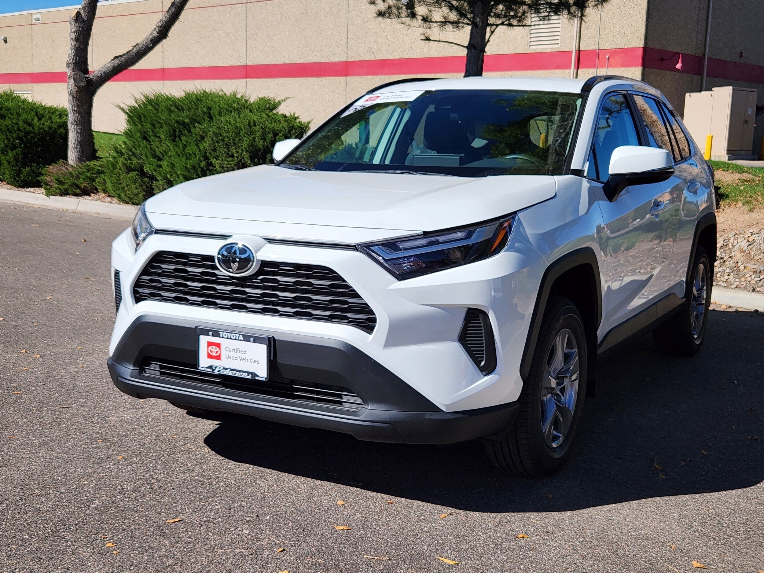 2025 Toyota RAV4 Hybrid XLE photo 4