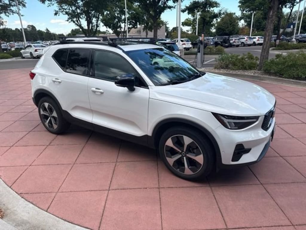 Used 2023 Volvo XC40 B5 AWD Ultimate Dark SUV
