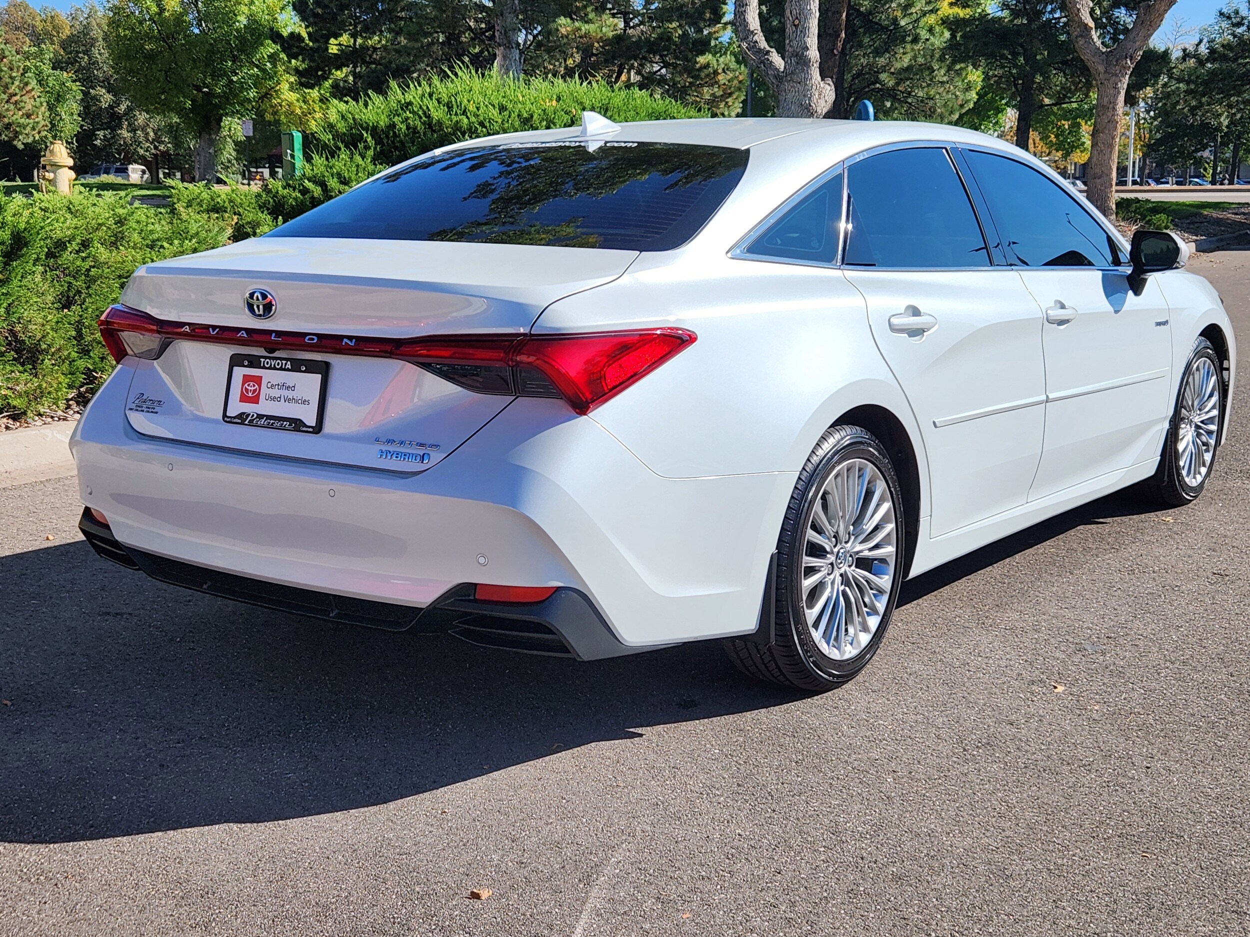 2019 Toyota Avalon Hybrid Limited photo 3