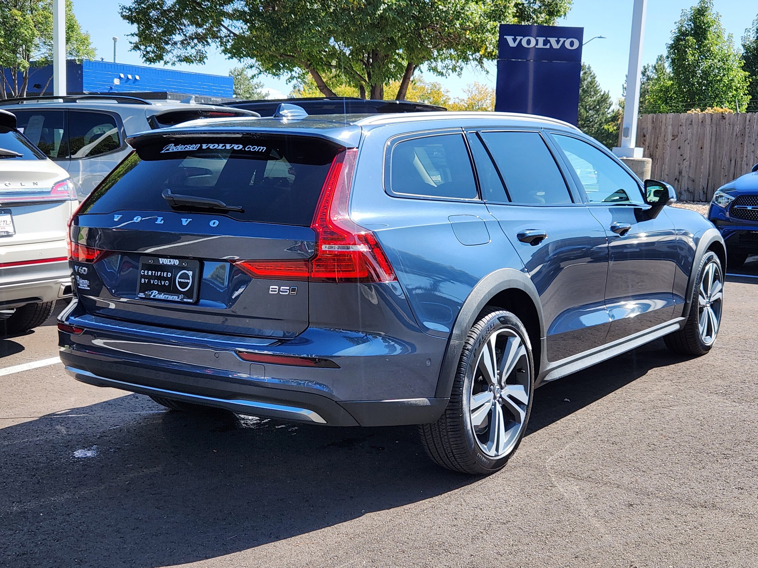 2024 Volvo V60 Cross Country B5 Plus photo 3