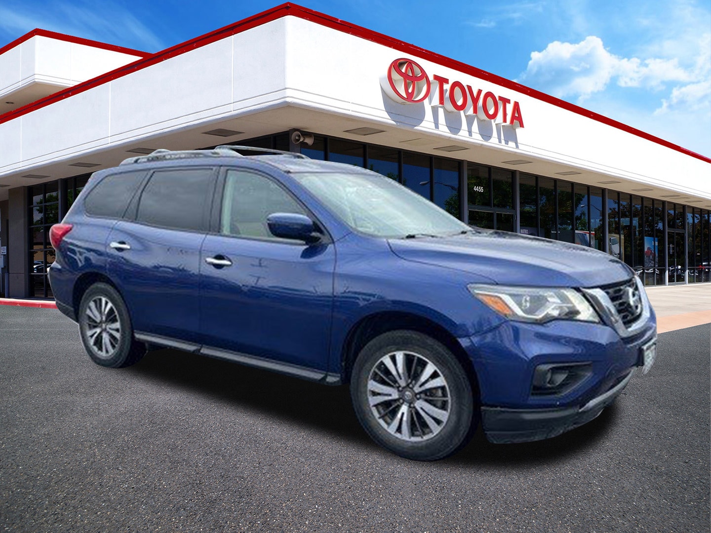 2017 Nissan Pathfinder SV's photo