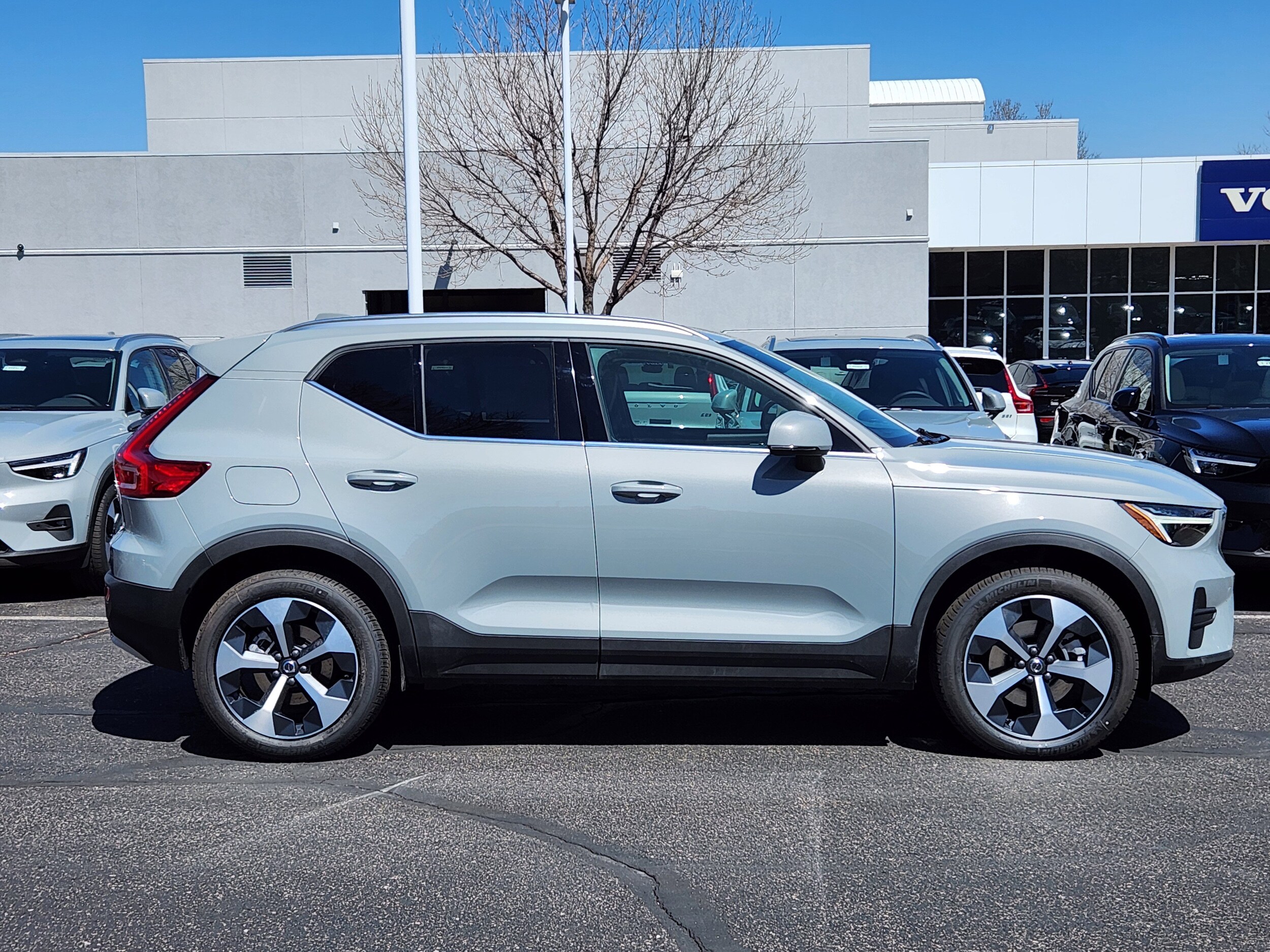 2025 Volvo XC40 Core photo 2