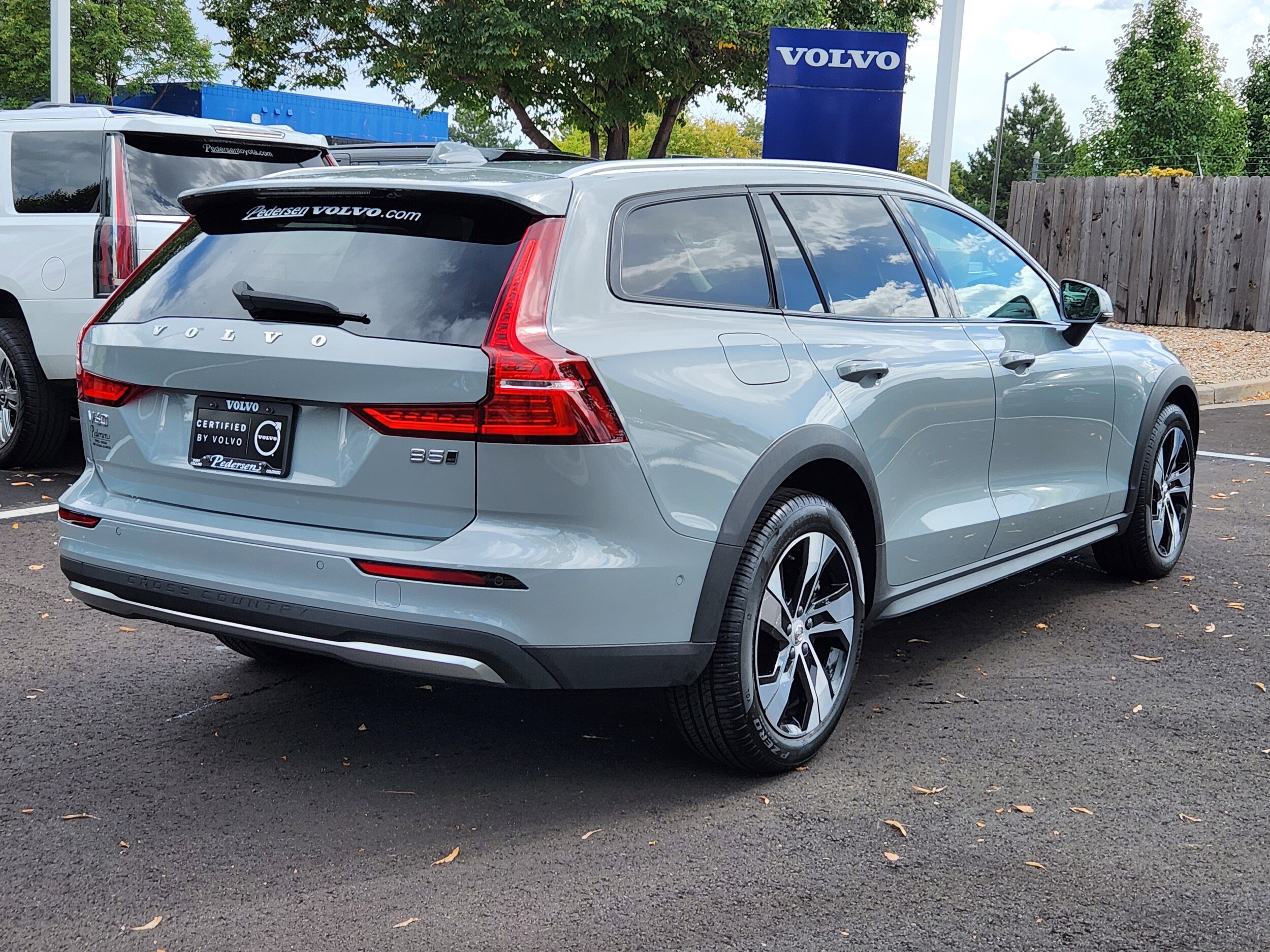 2024 Volvo V60 Cross Country B5 Plus photo 3