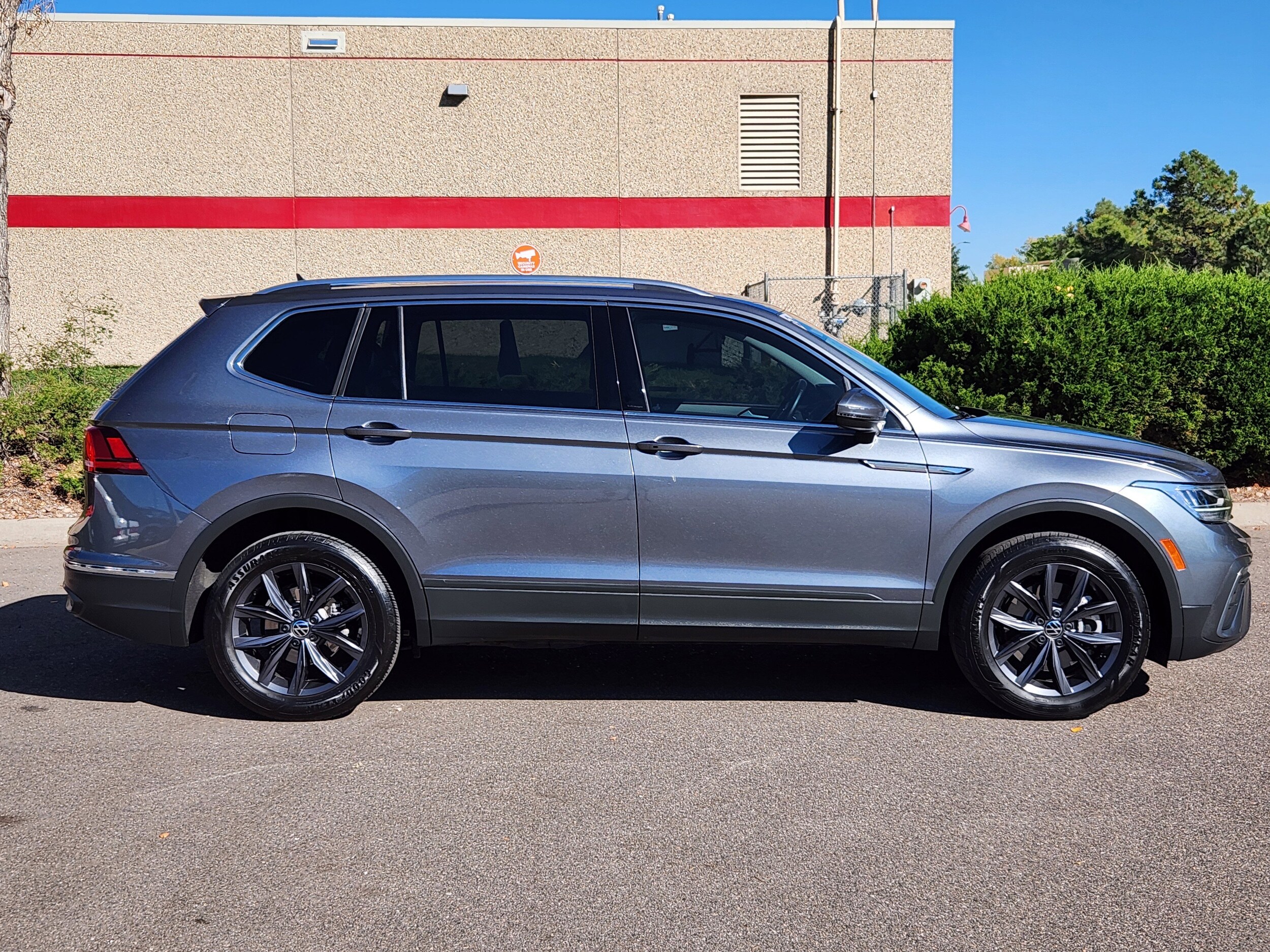 2022 Volkswagen Tiguan SE photo 2