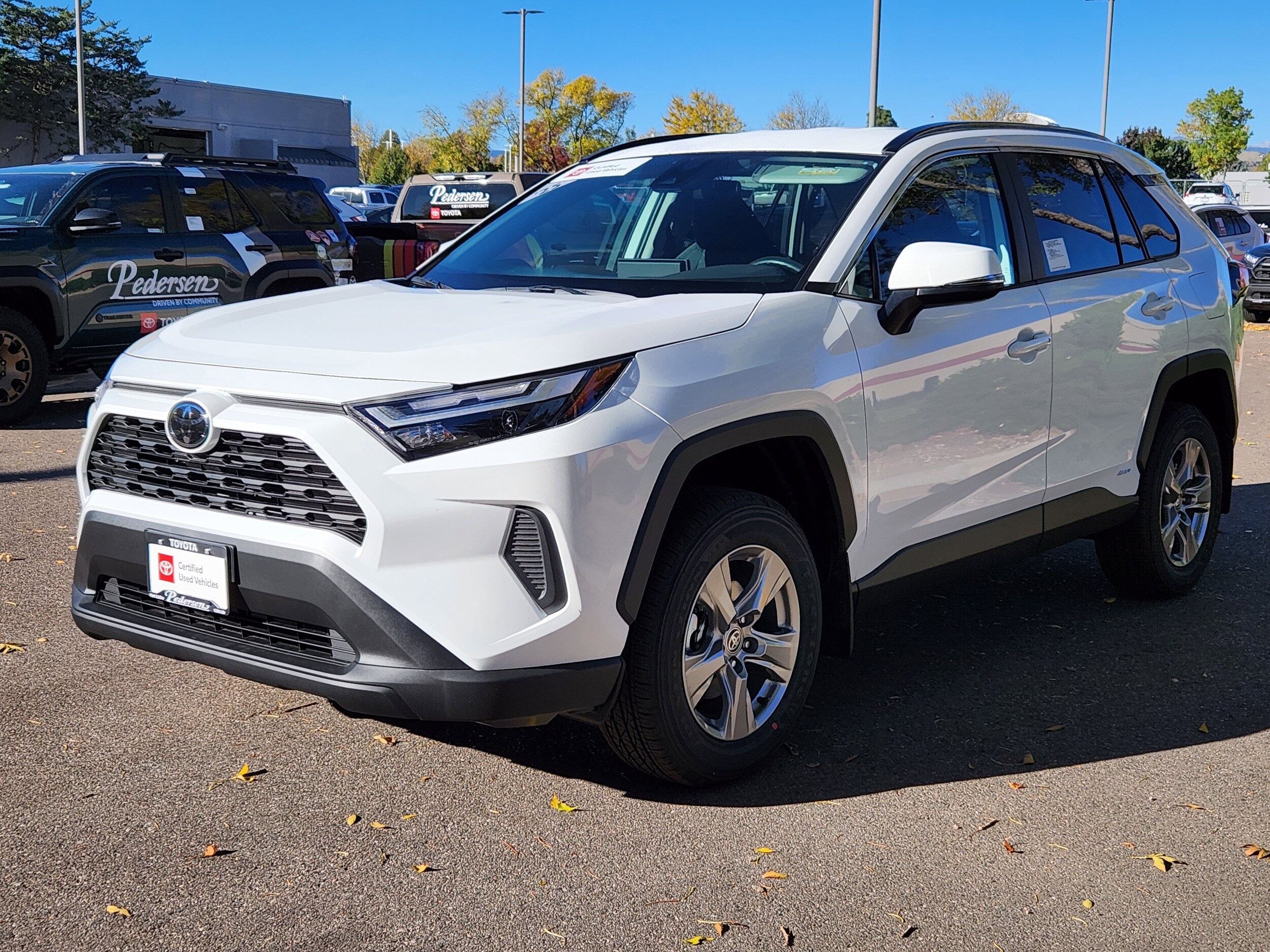 2025 Toyota RAV4 Hybrid XLE photo 3