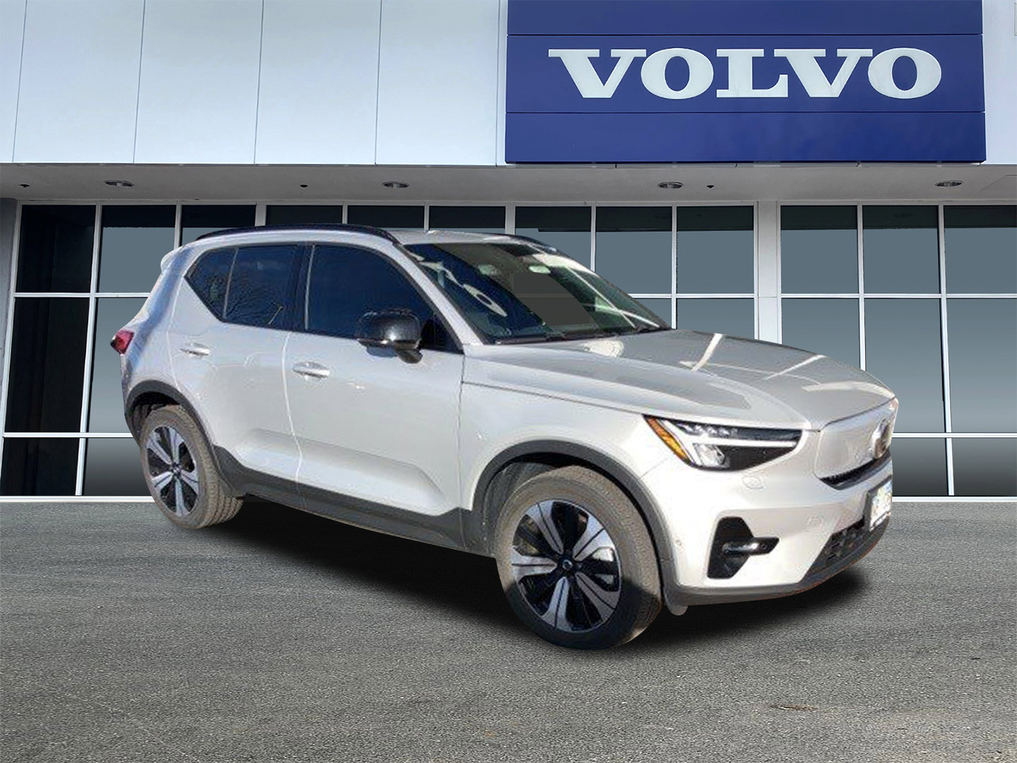 2023 Volvo XC40 Plus's photo