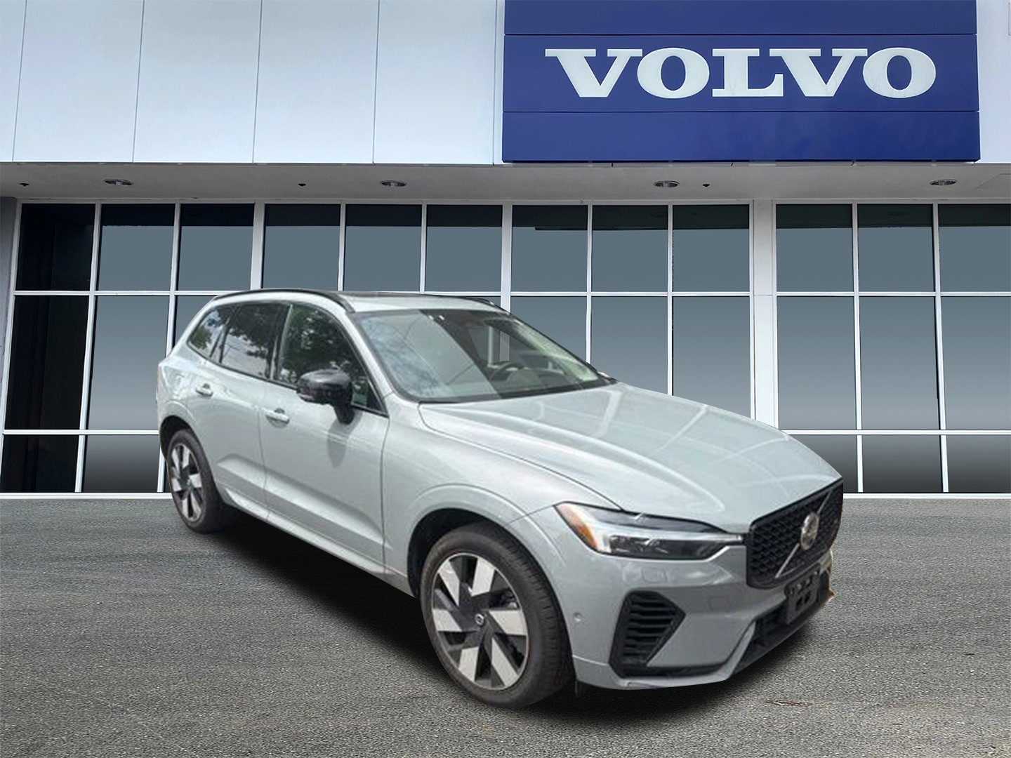 2024 Volvo XC60 T8 Plus Dark Theme AWD's photo