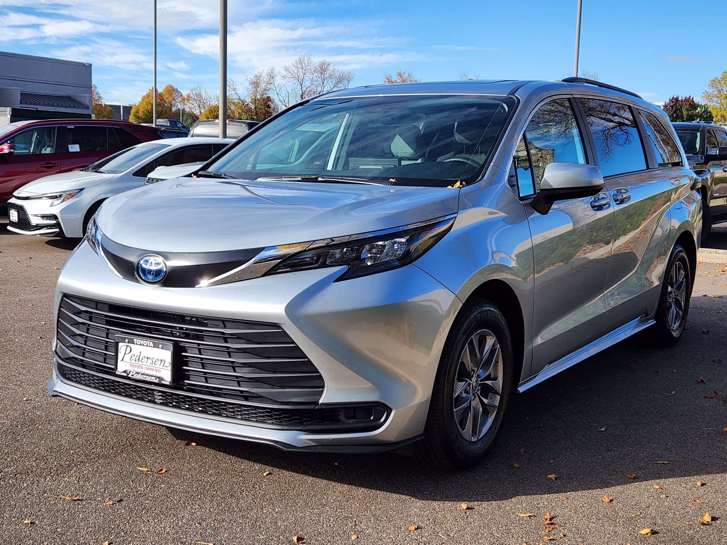 2025 Toyota Sienna LE photo 4