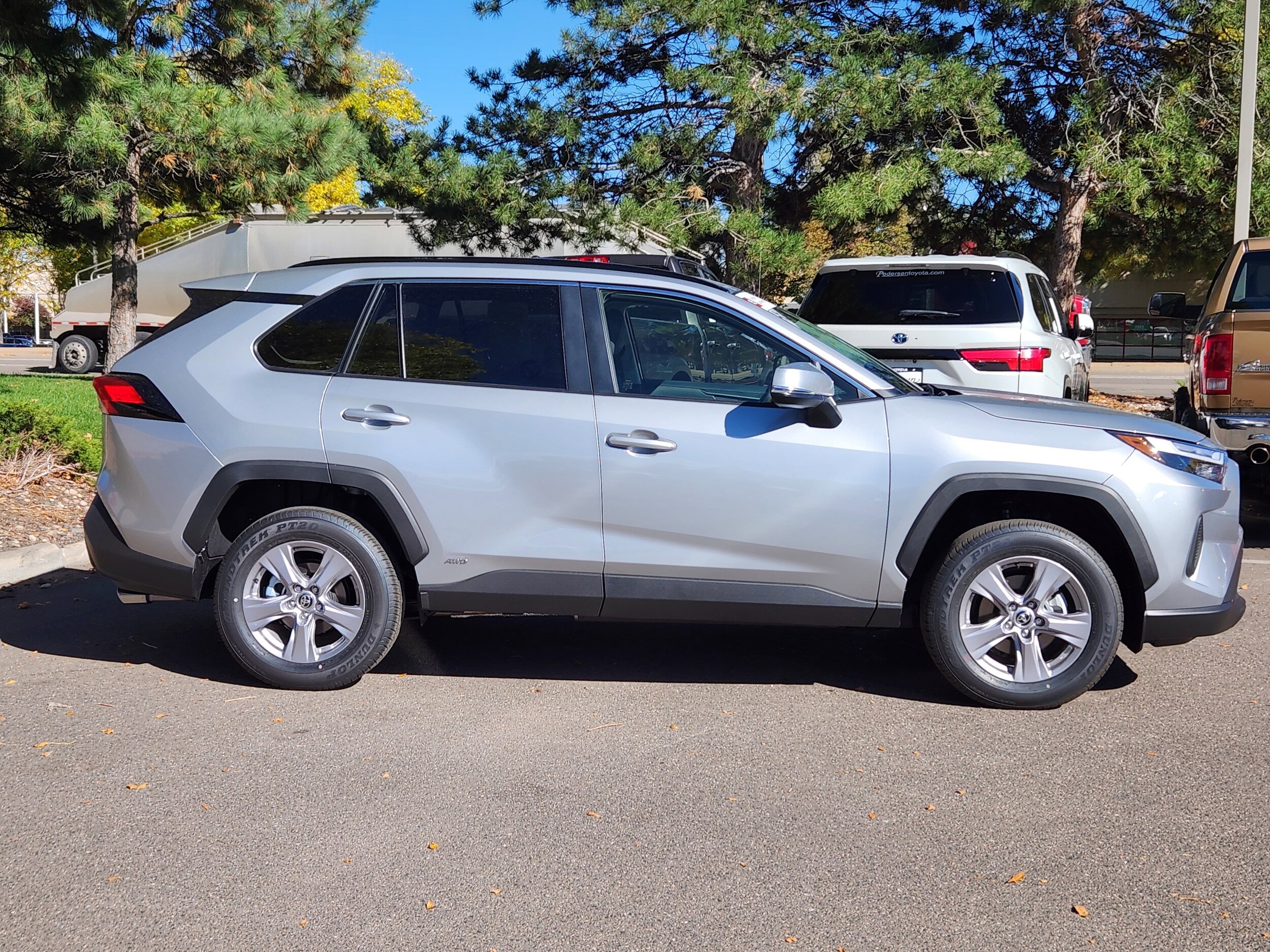 2025 Toyota RAV4 Hybrid XLE photo 2