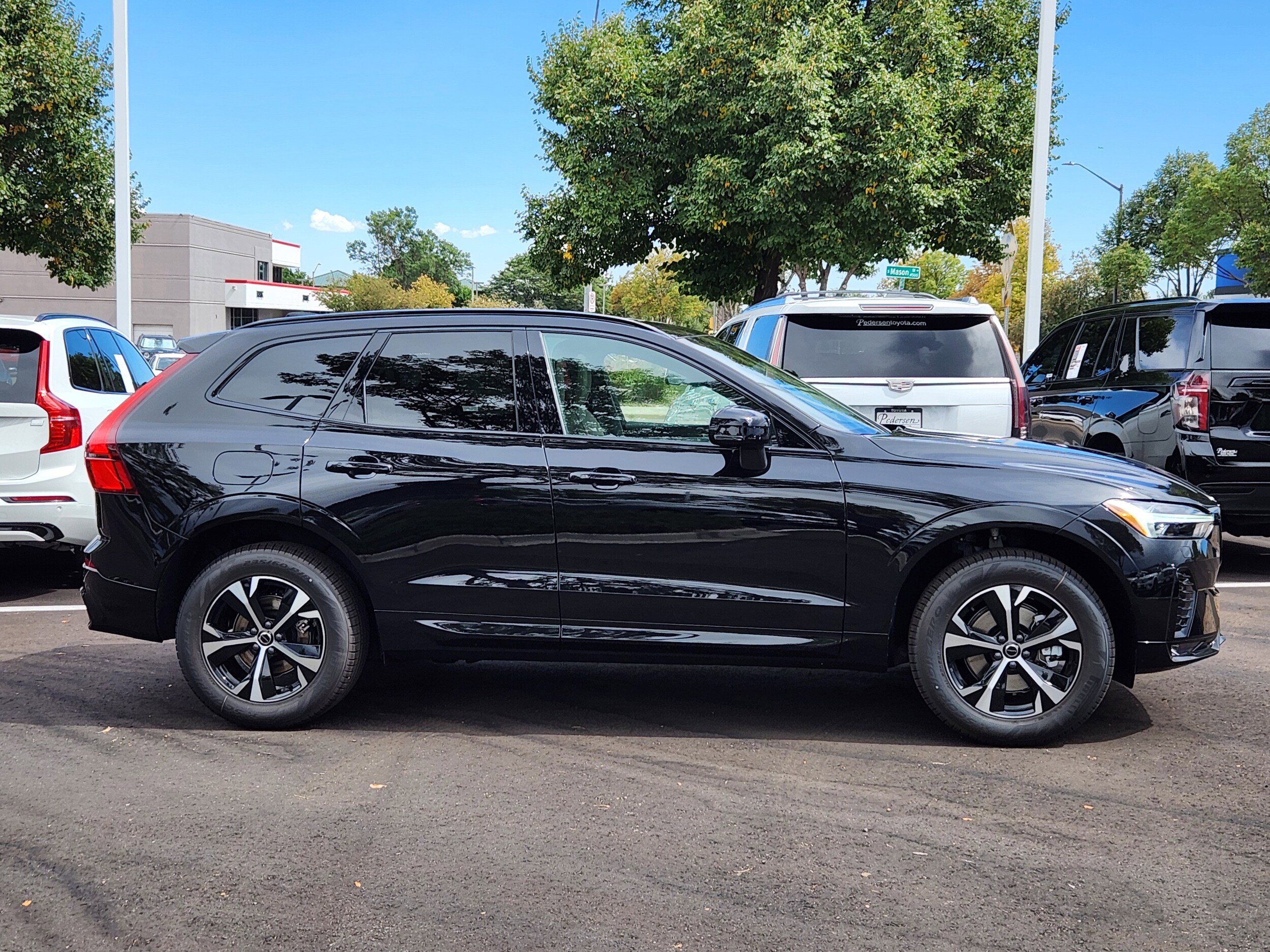 2026 Volvo XC60 B5 Core photo 2