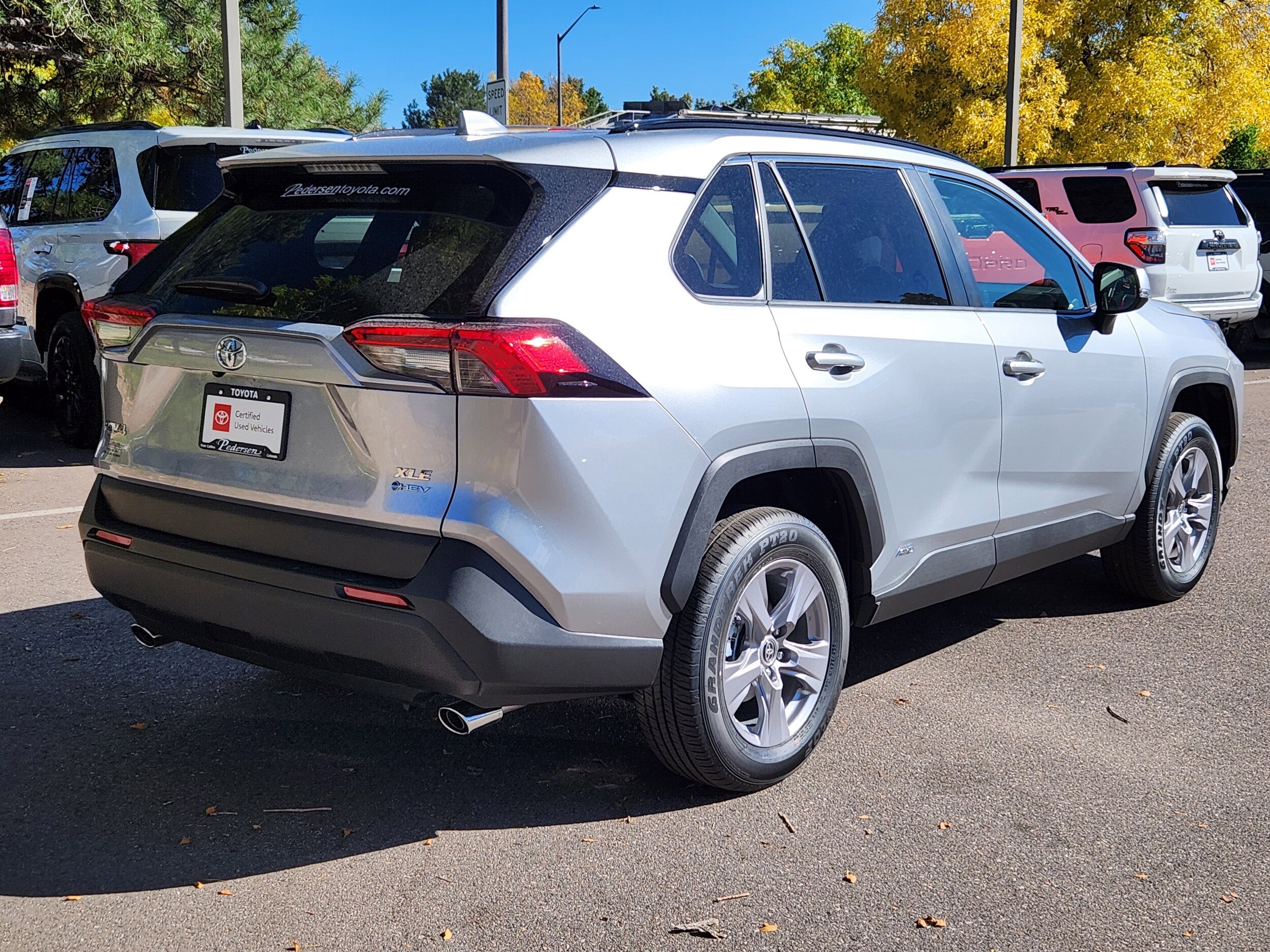 2025 Toyota RAV4 Hybrid XLE photo 3