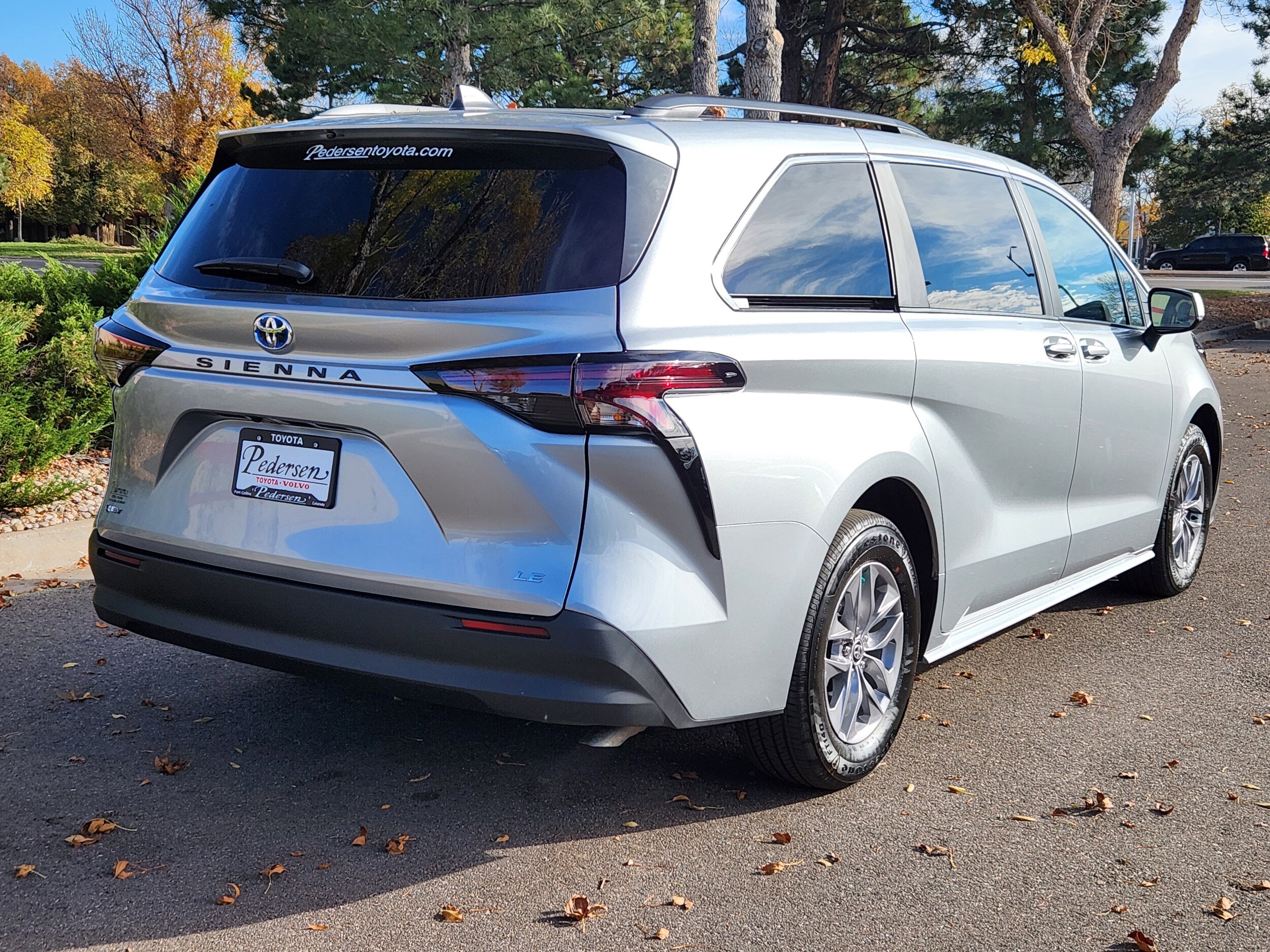 2025 Toyota Sienna LE photo 3