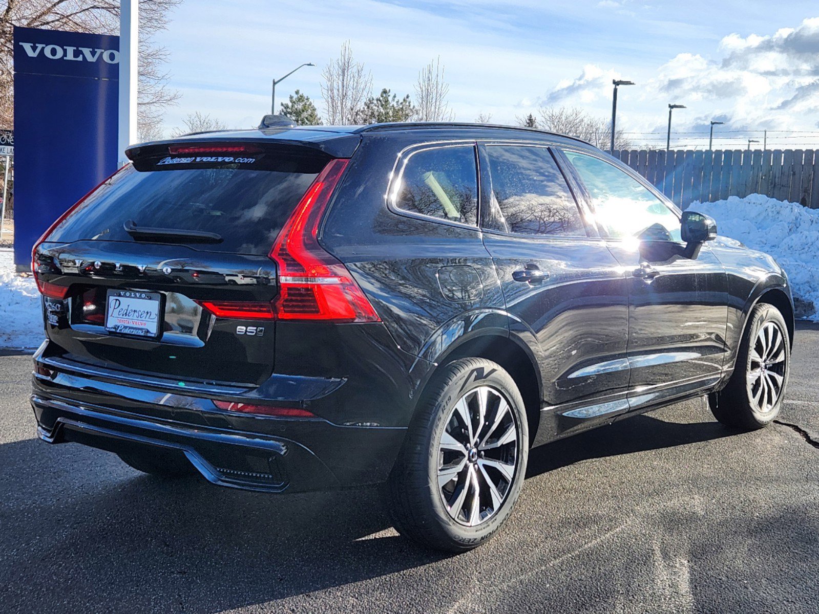 2025 Volvo XC60 B5 Core photo 3