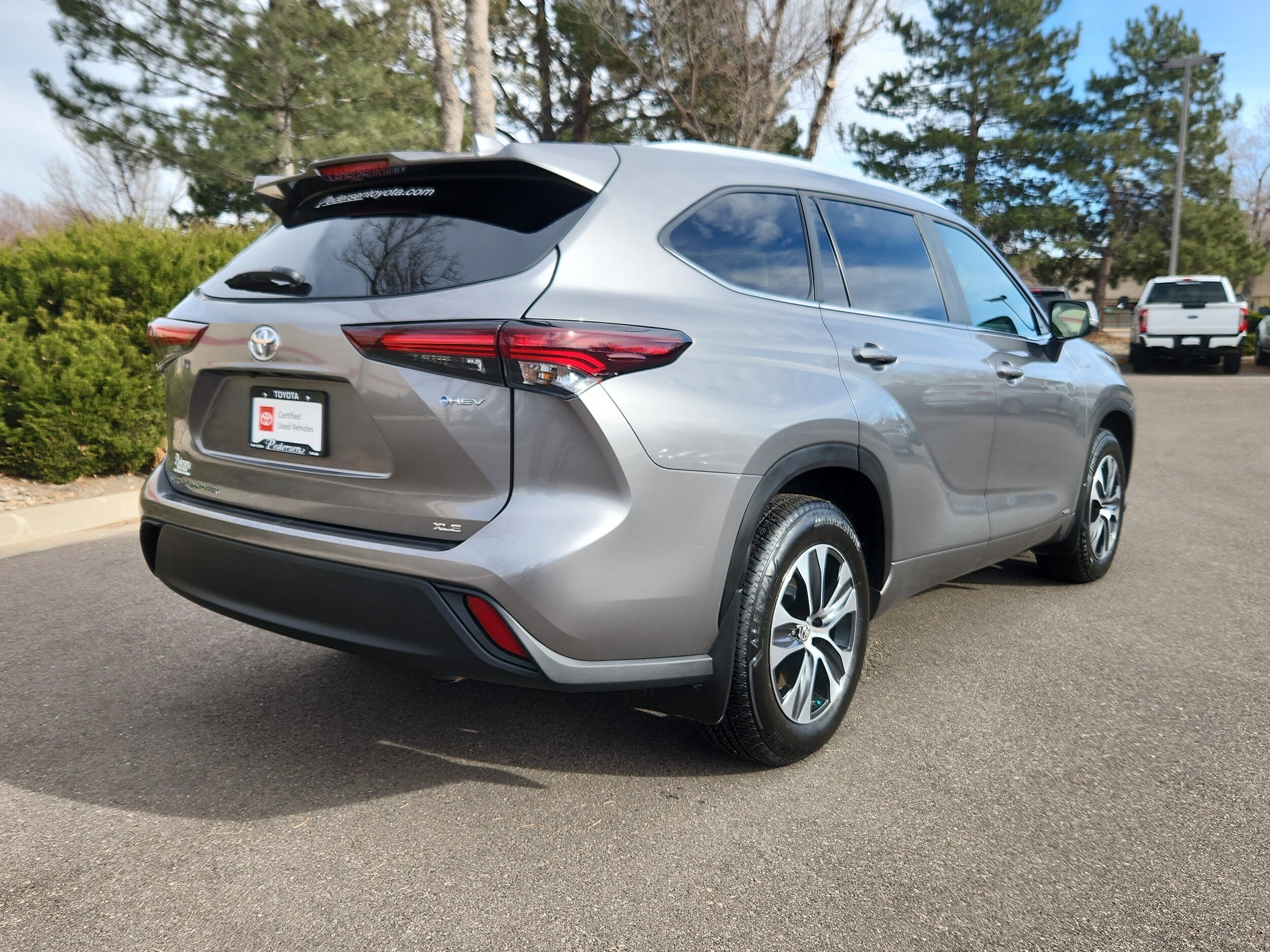 2025 Toyota Highlander Hybrid XLE photo 2