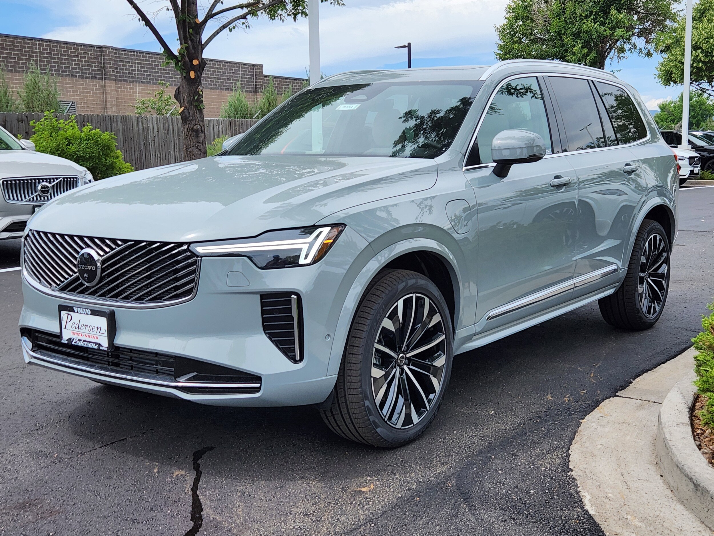 2026 Volvo XC90 T8 Plus photo 4