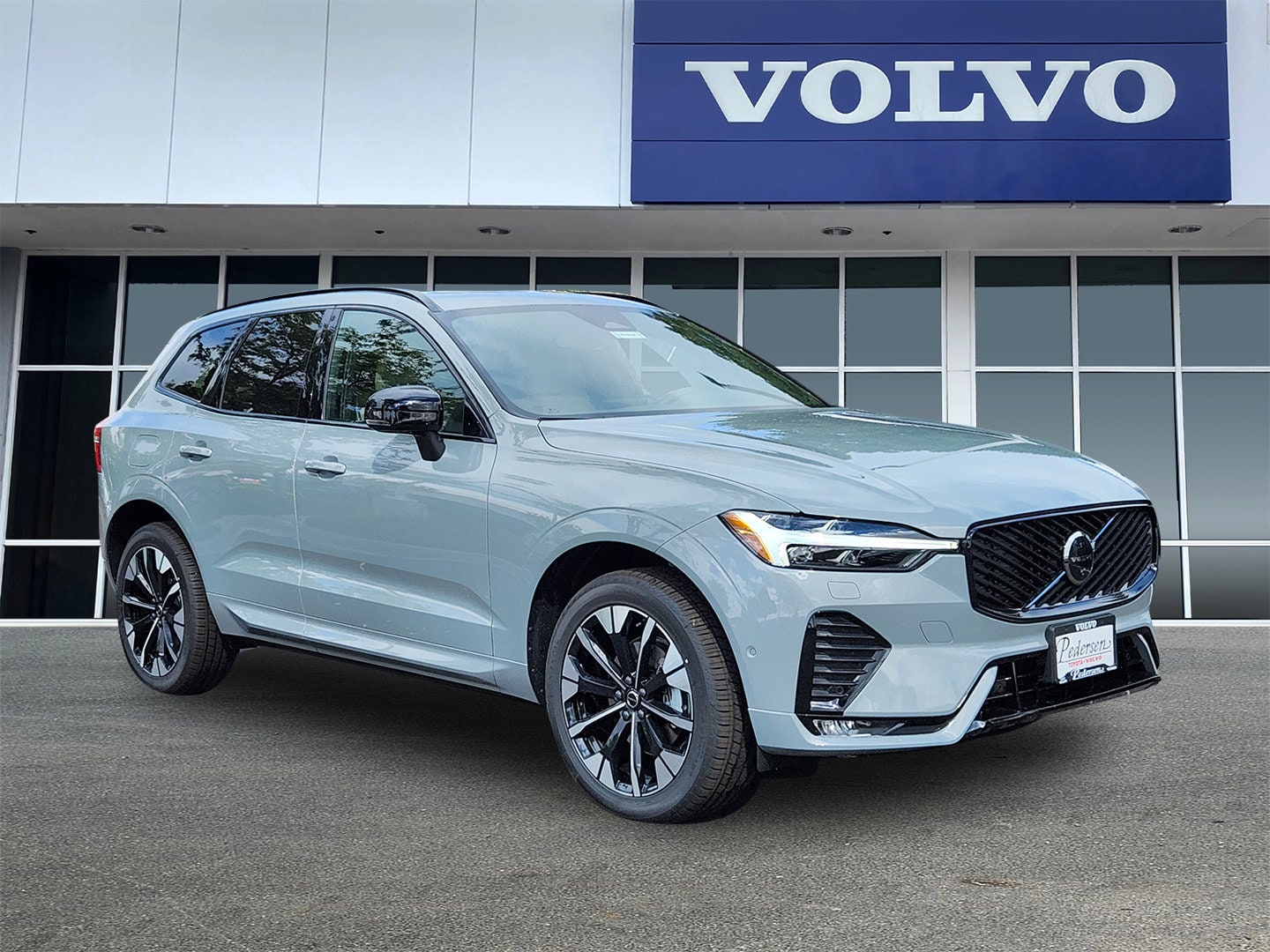 2026 Volvo XC60 Plus's photo