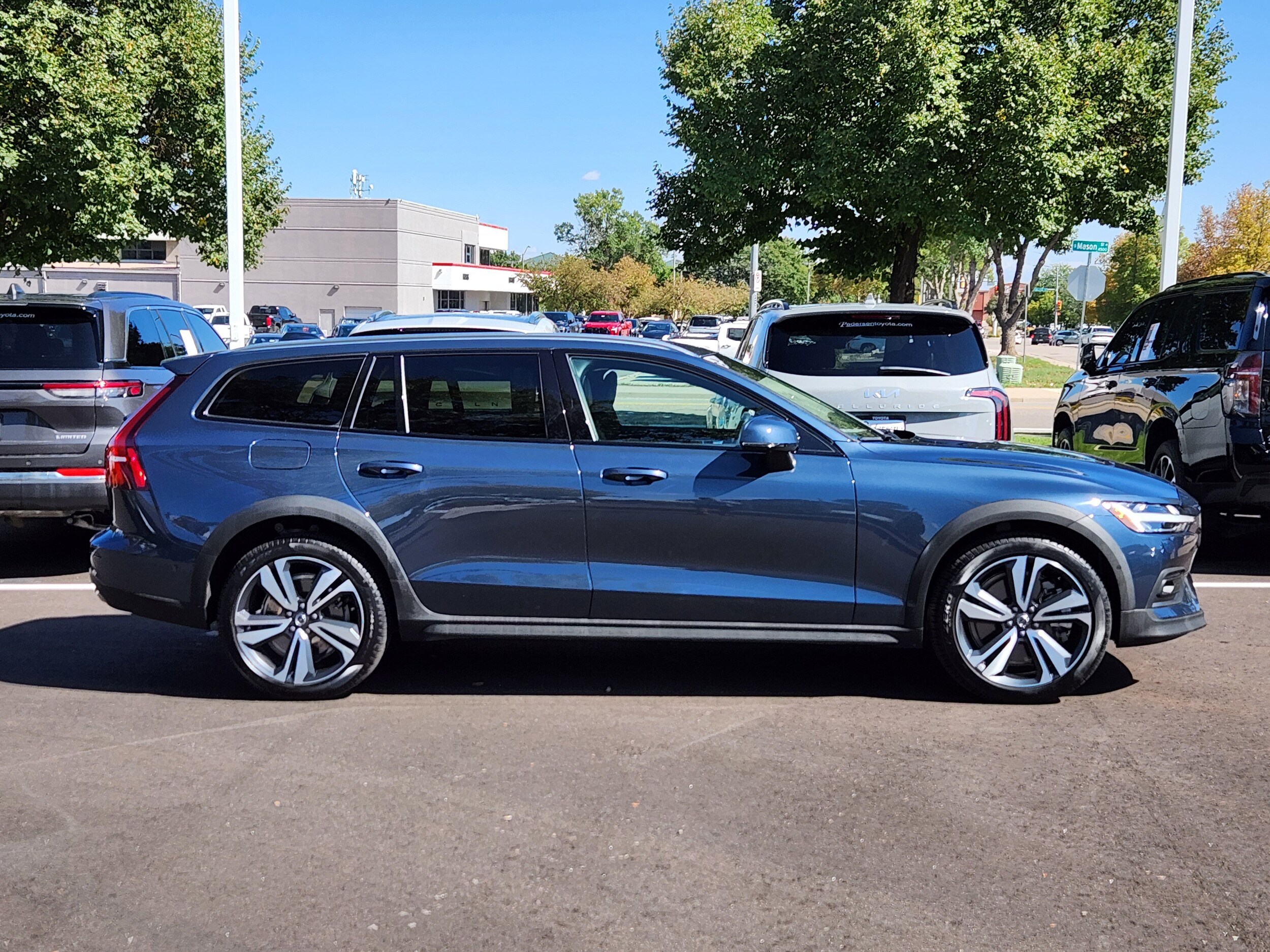 2024 Volvo V60 Cross Country B5 Plus photo 2