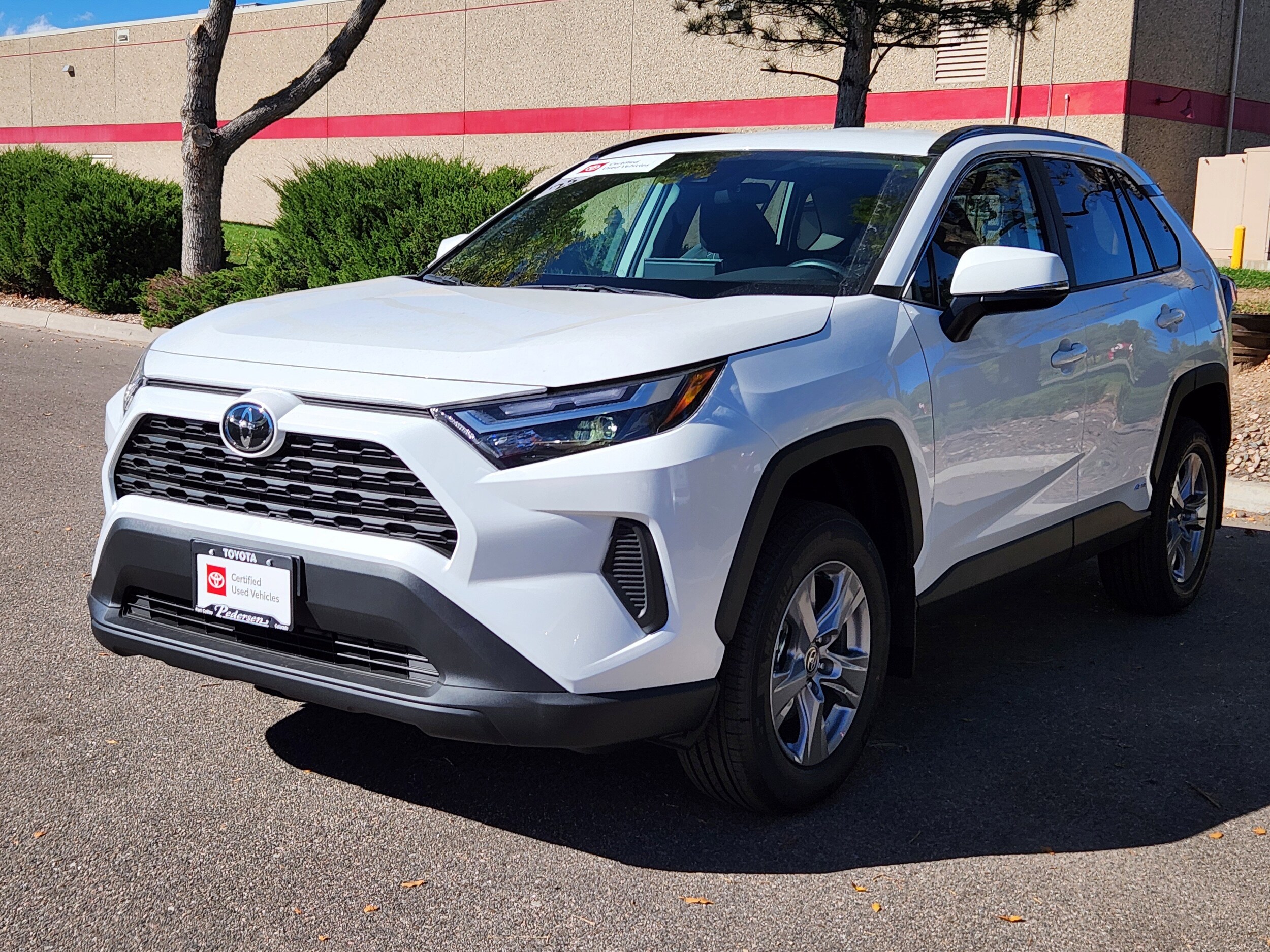 2025 Toyota RAV4 Hybrid XLE photo 2