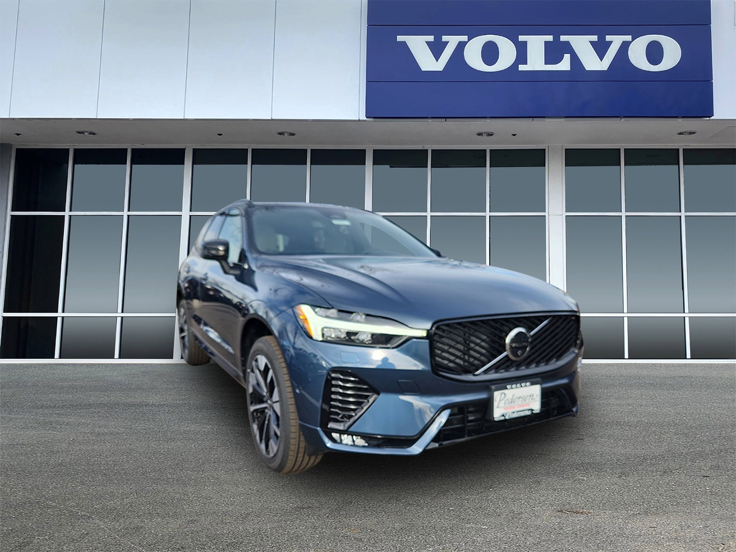 2026 Volvo XC60 Plus's photo