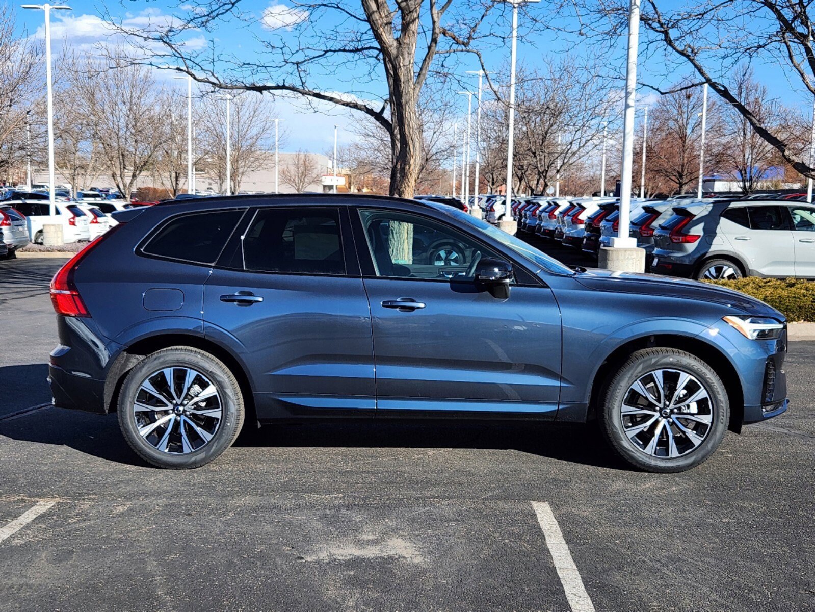 2025 Volvo XC60 B5 Core photo 2