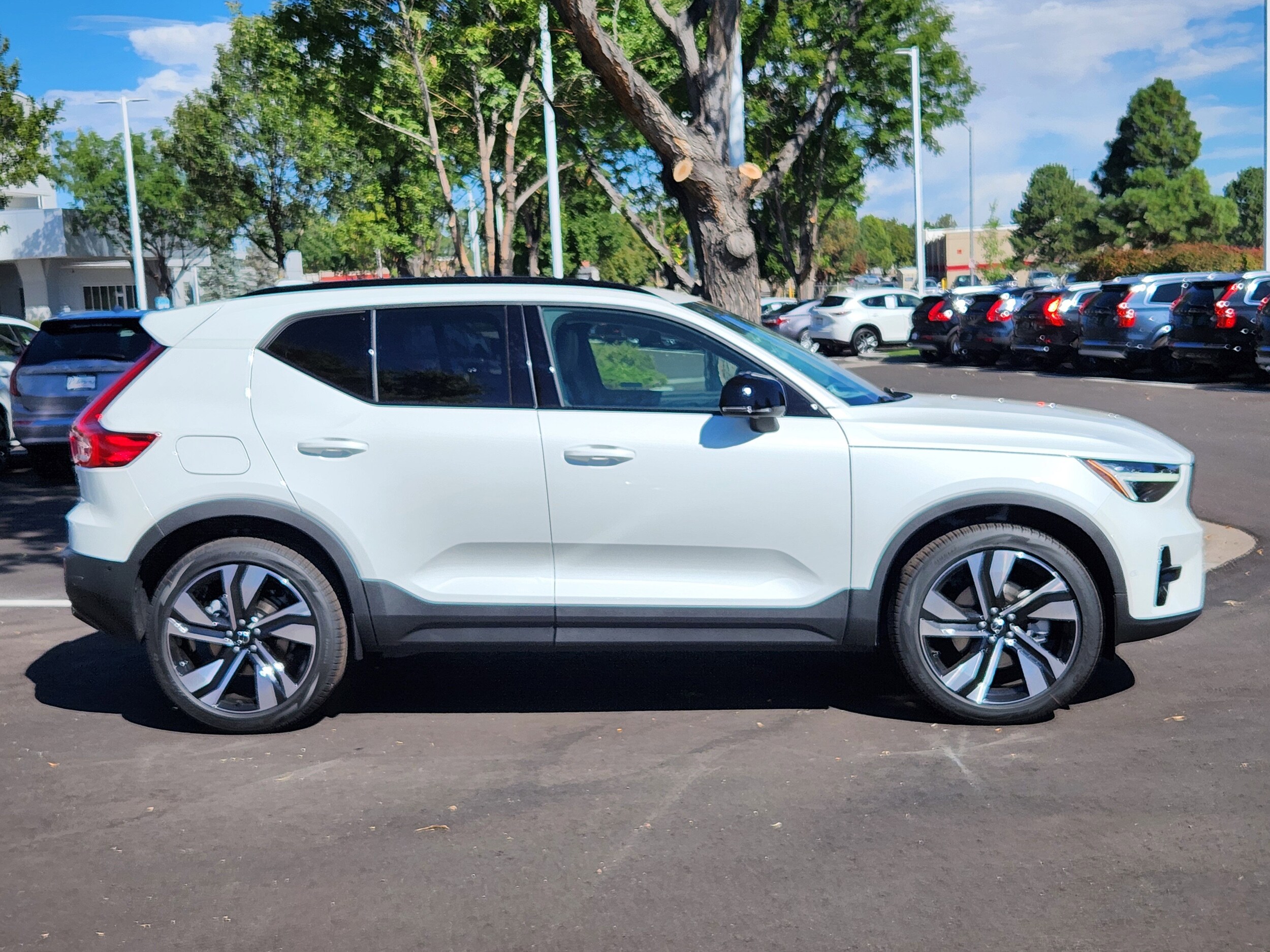 2026 Volvo XC40 photo 2