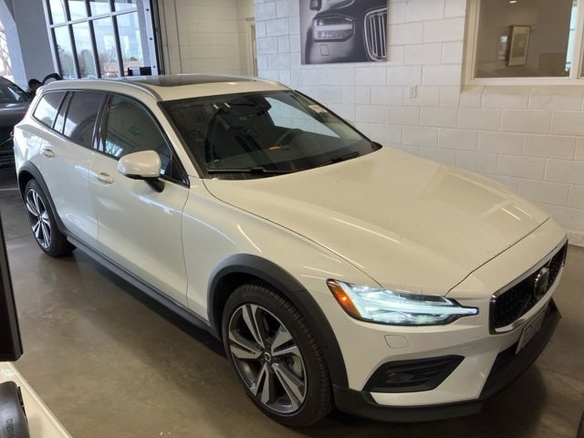 2025 Volvo V60 Cross Country Plus's photo