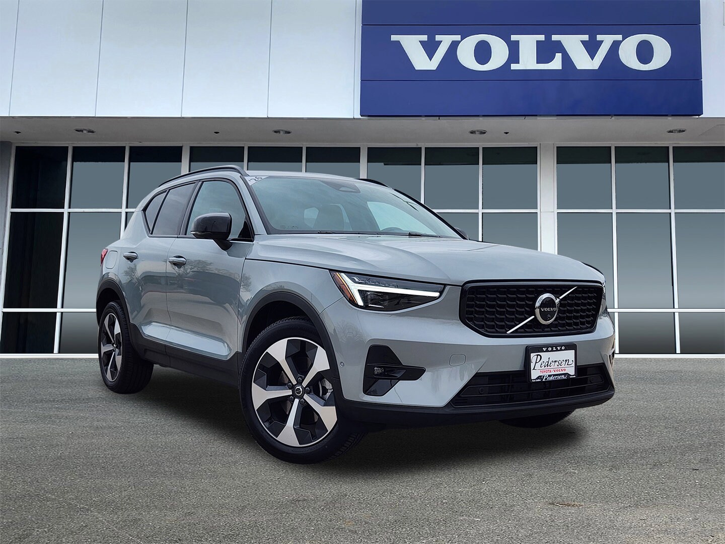 2026 Volvo XC40 B5 Plus Dark AWD's photo