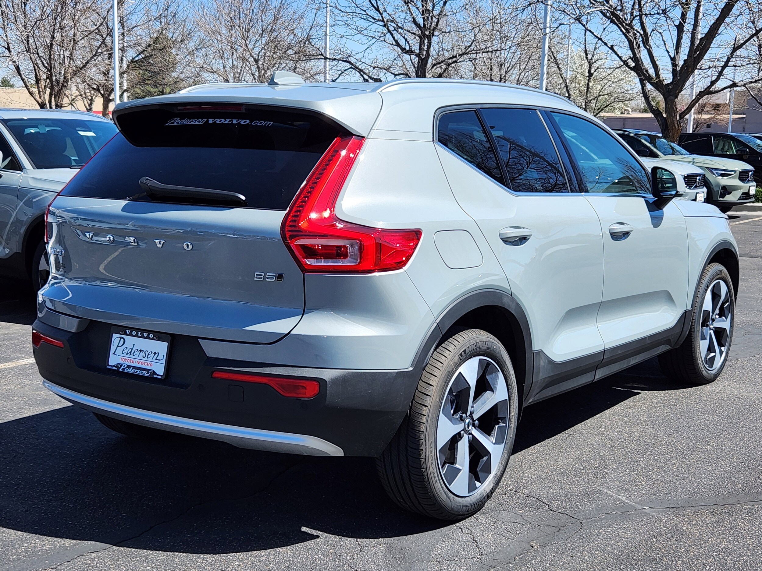 2025 Volvo XC40 Core photo 3
