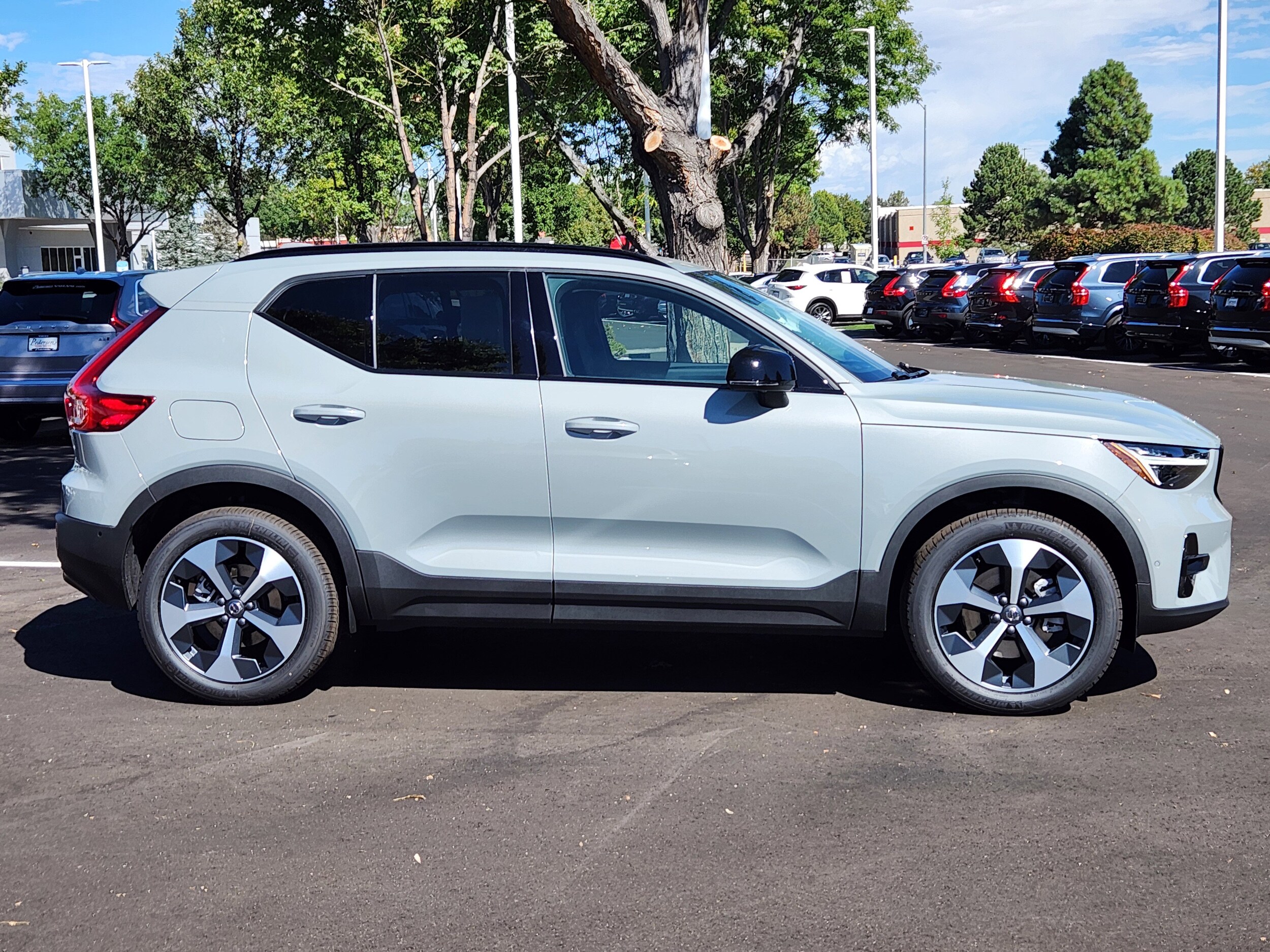 2026 Volvo XC40 Plus photo 2